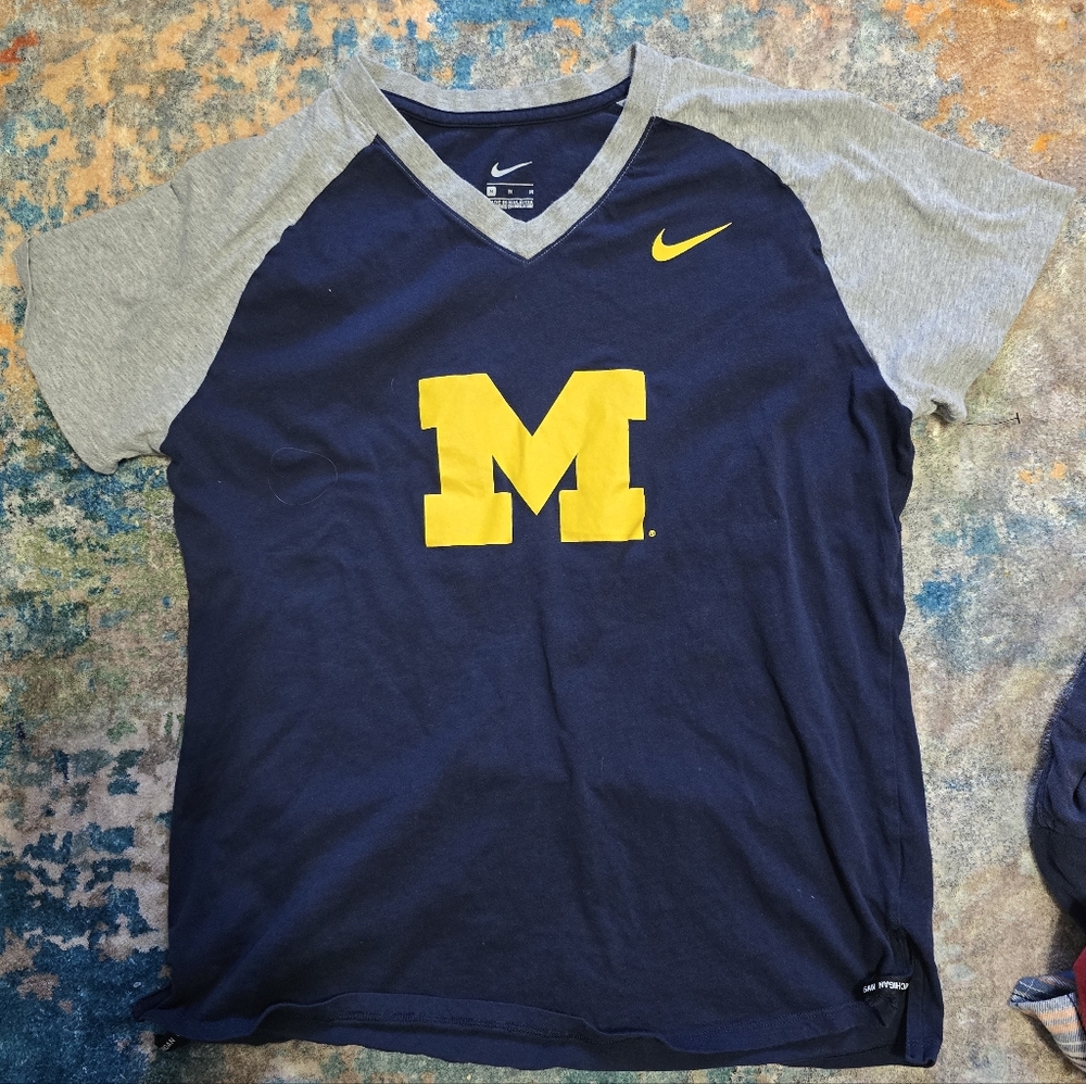 Nike & Russell M Michigan Wolverines Shirt Bundle